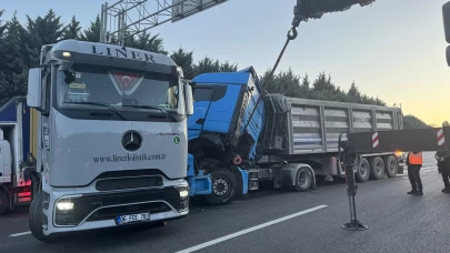 Kocaeli'de tır ve kamyonun karıştığı zincirleme kaza! Ulaşım durdu!