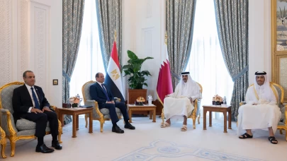 Mısır Cumhurbaşkanı Sisi, Doha'da Katar Emiri Şeyh Temim'le bir araya geldi