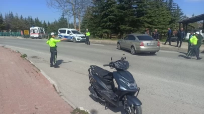 Otomobille çarpışan motosikletin sürücüsü şoka girdi
