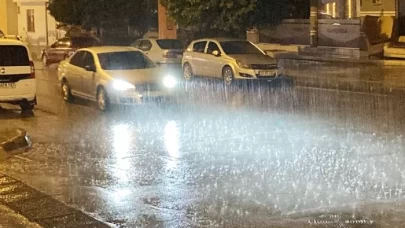 Mersin'de sağanak yağış etkisini gösterdi