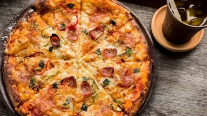Ev Yapımı Karışık Pizza Tarifi: Restoran Lezzetinde 10 Dakikada Hazırlayın!