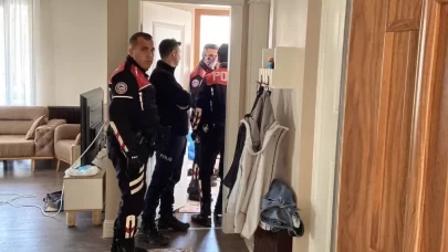 Çocuğunu odaya kilitleyip önce eşini sonra kendini vurdu