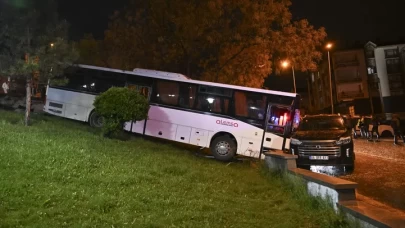 Ankara'da freni boşalan işçi servisi araçlara çarparak durdu