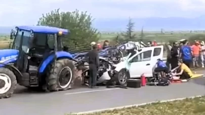 Otomobilin traktöre çarptığı kazada ağır yaralanan kadın kurtarılmadı