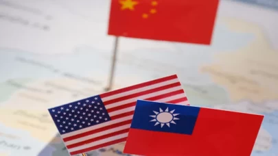 ABD savaş gemisi Tayvan Boğazı'ndan geçti