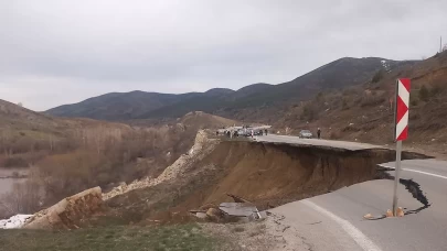 Kelkit-Erzincan yolu toprak kayması nedeniyle çöktü