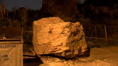 Deprem sonrasında tarihi Fatih Surları’ndan kopan parça yola düştü