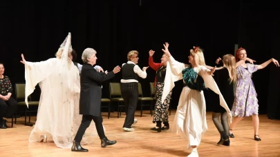 Anadolu Üniversitesi'nde 'Saksıdaki Cam Güzeli K-adın' tiyatro oyunu sahnelendi