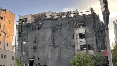 Gaziantep'te ağır hasarlı bina yıkımında çökme meydana geldi