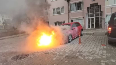 Amasya'da park halindeki otomobil yandı