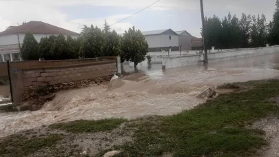 Konya'da yağışlar su baskınlarına yol açtı