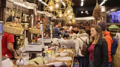 Türkiye genelinde alışveriş durmadı: Pazarlar ve AVM'lerde yoğun kalabalık!