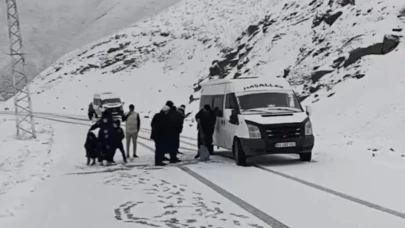 Yüksekova'da kar alarmı! İki yolcu minibüsü yolda kaldı