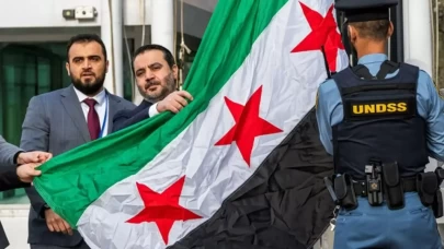 New York'taki BM merkezinde, yeni Suriye bayrağı göndere çekildi