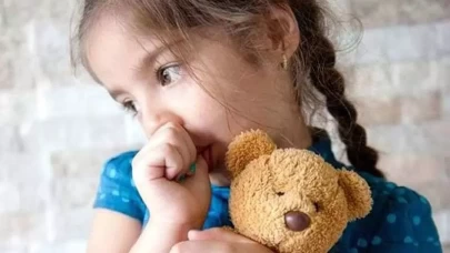 Parmak değil, ilgiyi emiyor! Uzmanlardan ebeveynlere kritik uyarı