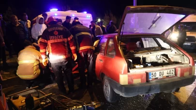 Otomobil kırmızı ışıkta bekleyen araca çarptı: 2 yaralı