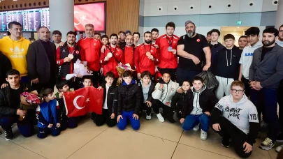 Avrupa 2'ncisi Milli güreşçiler yurda döndü