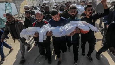 Katil İsrail'in Gazze'deki saldırılarında 10'u aynı aileden, 12 kişi hayatını kaybetti