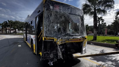 Mersin'de elektrik direği ve duvara çarpan belediye otobüsündeki 5 kişi yaralandı