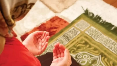 Namaz kılanın önünden geçmek namazı bozar mı?