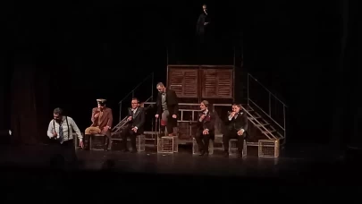 Bursa'da tiyatroseverler, "Müfettiş" oyunu ile büyülendi