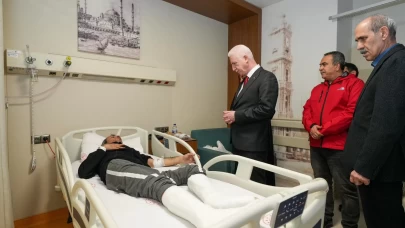İstanbul Valisi Davut Gül depremde yaralanan vatandaşları ziyaret etti