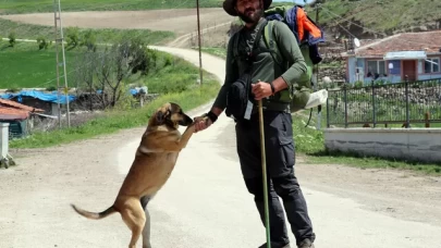 Köpeği ile 3,5 yıldır Türkiye'yi yürüyerek geziyor