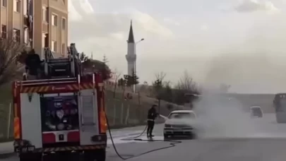 Van'da seyir halindeki otomobilin motoru yandı