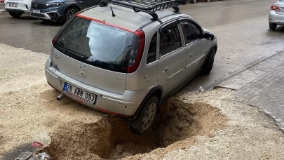 Eskişehir’de yağış sonrası yol çöktü, otomobil çukura saplandı