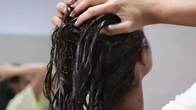 Kepeği önleyen ve saç derisini nemlendiren hurma maskesi ile sağlıklı saçlar!