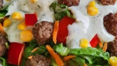 Diyetin en doyurucu hali: Köfteli salata tarifi