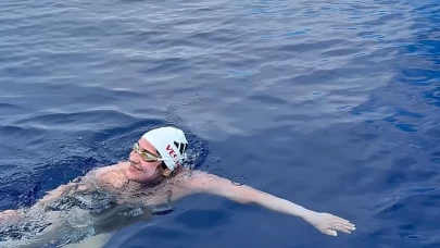 Açık su yüzücüsü Aysu Türkoğlu Ka'iwi Kanalı'nı geçti