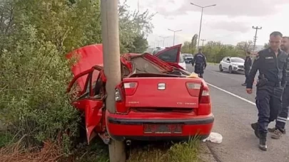 Otomobil elektrik direğine çarptı: 2 yaralı!