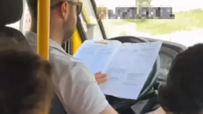 Mardin’de minibüs şoförü yolda kitap okurken tepki çekti