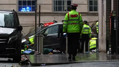 Araçla kalabalığa dalan İngiliz, cinayete teşebbüs ve uyuşturucu suçlarından gözaltında
