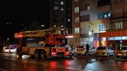 Kayseri’de apartmanın çatısına yıldırım düştü! Mahalle sakinleri dehşeti yaşadı