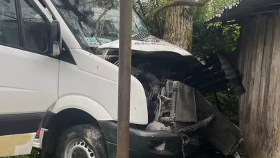 Düzce'de işçileri taşıyan minibüs kaza yaptı: 8 yaralı!