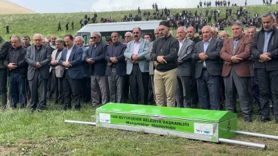 Yüksekova'daki kazada hayatını kaybedenler gözyaşları arasında toprağa verildi