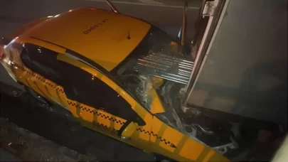 Pamukova’da feci kaza! Demir borular taksinin içine saplandı!