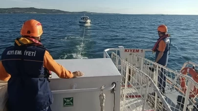 Çanakkale Boğazı'nda sürüklenen tekne kurtarıldı