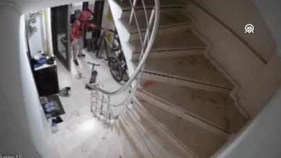 Küçükçekmece'de binadaki hırsızlık anı güvenlik kamerasında