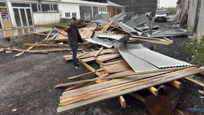 Bingöl'de şiddetli rüzgar çatıları uçurdu