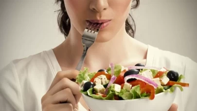 Yaz enerjisini sofranıza taşıyın! Uzmanından fit kalma rehberi