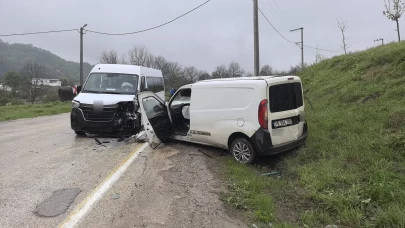 Servis minibüsü ve hafif ticari araç çarpıştı: 13 yaralı!