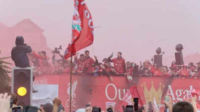 Liverpool'un şampiyonluk kutlamasında dehşet: Araç kalabalığa daldı!