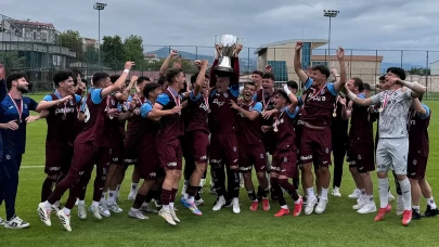 Şampiyon Trabzonspor U19 Takımı kupasını aldı