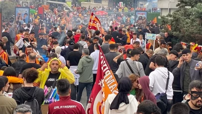 Galatasaraylı taraftarlar Yenikapı’da şampiyonluğu kutluyor