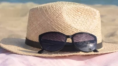Hasır şapkalar ve büyük gözlükler! Yazın en popüler plaj aksesuarları