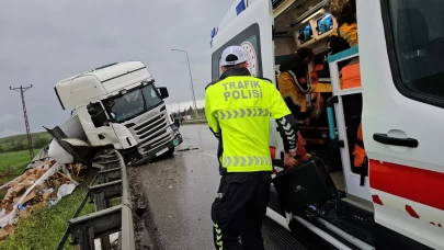 Çorum'da bariyere çarpan tır sürücüsü yaralandı
