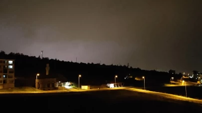 Kayseri'de şimşekler geceyi aydınlattı